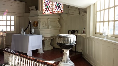 Gloria_Dei_(Old_Swedes')_Church_interior_Ash_Wednesday_2014